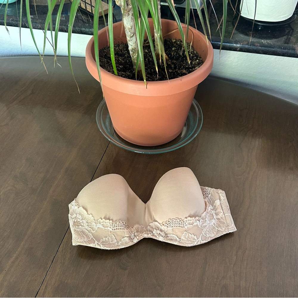 *Free w/ purchase* Victoria’s Secret Lace Strapless Bra in Beige